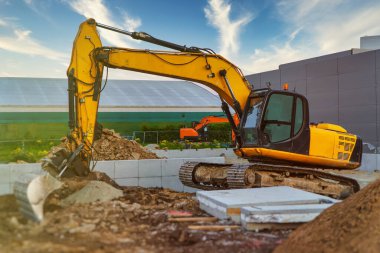 Sarı Ekskavatör inşaat sitesinde çalışan.