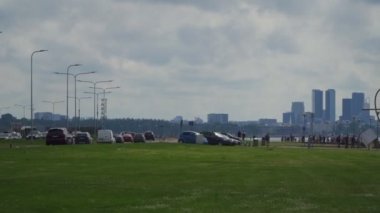 TALLINN BAY, ESTONIA - 23 HAZİRAN, Coronavirus kısıtlamaları kaldırılırken insanlar yazın tadını çıkarıyorlar. 23.06.2021.