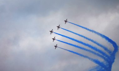 TALLINN BAY, ESTONIA - 23 HAZİRAN, Kızıl oklar Kraliyet Hava Kuvvetleri Tallinn Körfezi üzerinde 23.06.2021