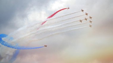 TALLINN BAY, ESTONIA - 23 HAZİRAN, Kızıl oklar Kraliyet Hava Kuvvetleri Tallinn Körfezi üzerinde 23.06.2021