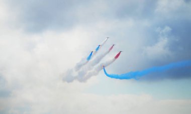 TALLINN BAY, ESTONIA - 23 HAZİRAN, Kızıl oklar Kraliyet Hava Kuvvetleri Tallinn Körfezi üzerinde 23.06.2021