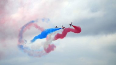 TALLINN BAY, ESTONIA - 23 HAZİRAN, Kızıl oklar Kraliyet Hava Kuvvetleri Tallinn Körfezi üzerinde 23.06.2021