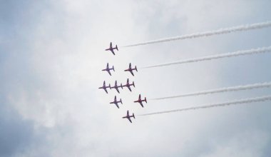 TALLINN BAY, ESTONIA - 23 HAZİRAN, Kızıl oklar Kraliyet Hava Kuvvetleri Tallinn Körfezi üzerinde 23.06.2021