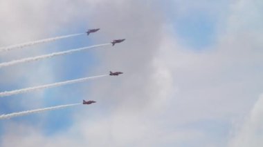 TALLINN BAY, ESTONIA - 23 HAZİRAN, Kızıl oklar Kraliyet Hava Kuvvetleri Tallinn Körfezi üzerinde 23.06.2021