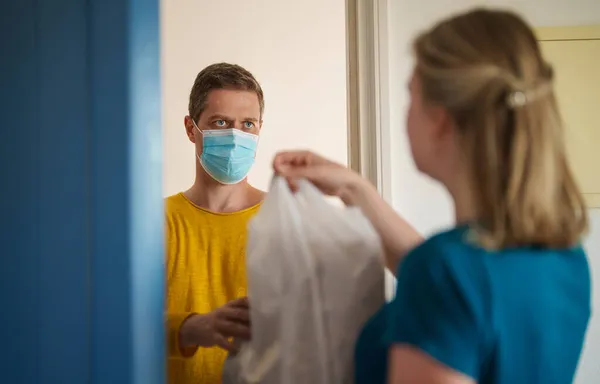 Uomo Mascherato Consegna Cibo Durante Pandemia — Foto Stock