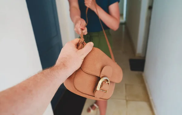Κλέφτης Αρπάζει Μια Τσάντα Από Μια Γυναίκα Κοντά Στο Διαμέρισμά — Φωτογραφία Αρχείου