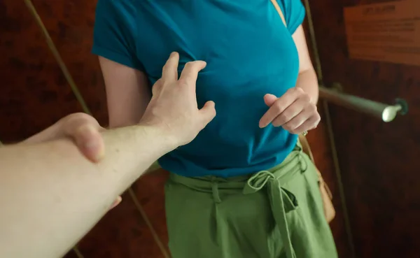 Étranger Harcèle Une Femme Dans Ascenseur — Photo