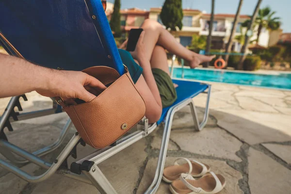 Ladrón Robando Una Bolsa Una Mujer Vacaciones —  Fotos de Stock