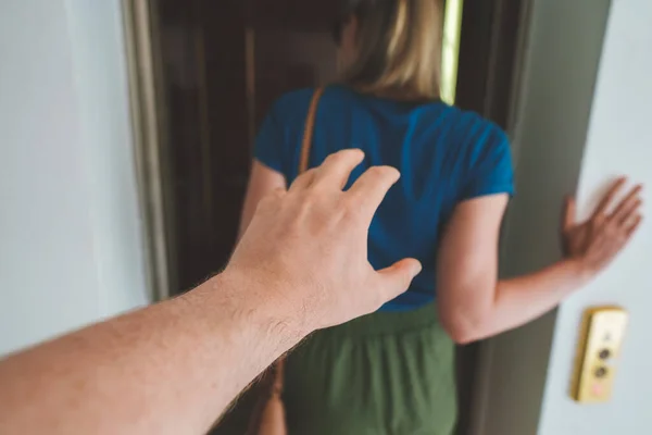 Незнакомец Преследует Женщину Входящую Лифт — стоковое фото