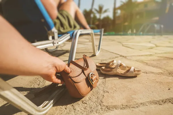 Tjuv Stjäl Väska Från Kvinna Semester — Stockfoto