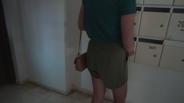 Hırsız Posta Kutusuna Bakarken Bir Kadını Soymaya Çalışmış — Stok video