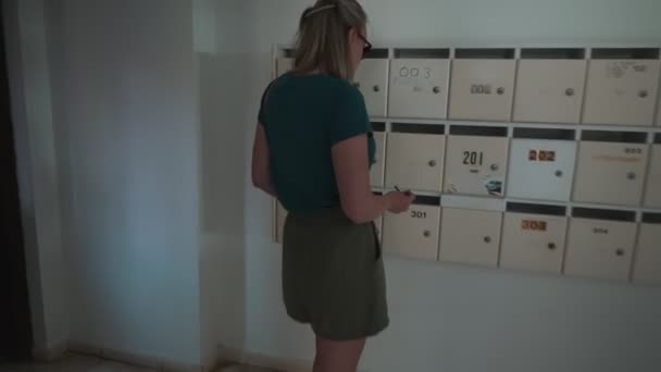 Zloděj Snaží Okrást Ženu Zatímco Ona Zaškrtne Její Poštovní Schránku — Stock video