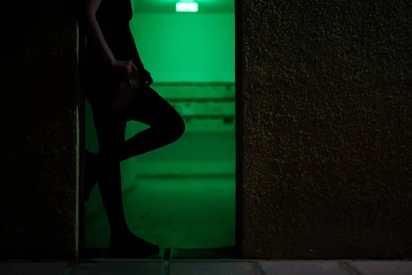 Kobieta Prostytutka Ukrywa Pieniądze Pończochach — Zdjęcie stockowe
