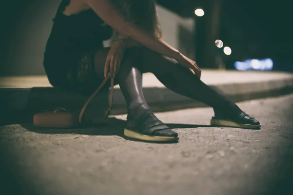 Μεθυσμένη Γυναίκα Φόρεμα Κάθεται Στην Άκρη Του Δρόμου Νύχτα — Φωτογραφία Αρχείου