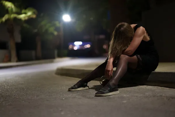 Mujer Borracha Vestido Sienta Borde Carretera Por Noche —  Fotos de Stock