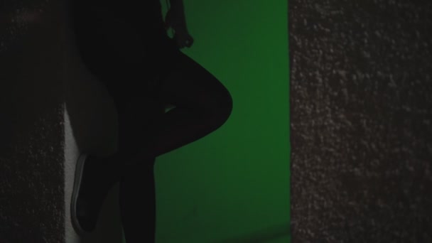 Kobieta Prostytutka Ukrywa Pieniądze Pończochach — Wideo stockowe