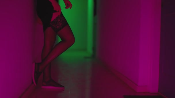 Prostituerad Väntar Klienten Rött Ljus Distriktet — Stockvideo