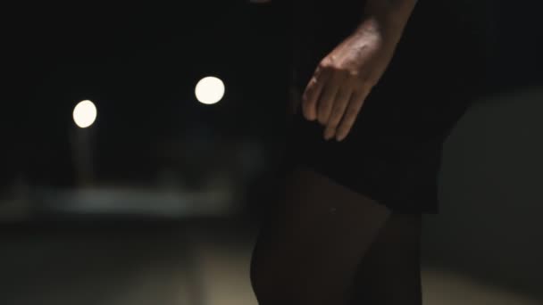 Weibliche Prostituierte Versteckt Geld Strümpfen Auf Der Straße — Stockvideo