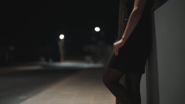 Kobieta Prostytutka Ukrywa Pieniądze Pończochach Ulicy — Wideo stockowe
