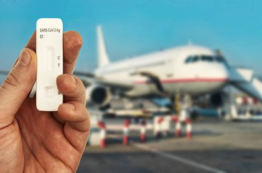 Uçuş öncesi hızlı koronavirüs testi için COVID-19 AG testi.
