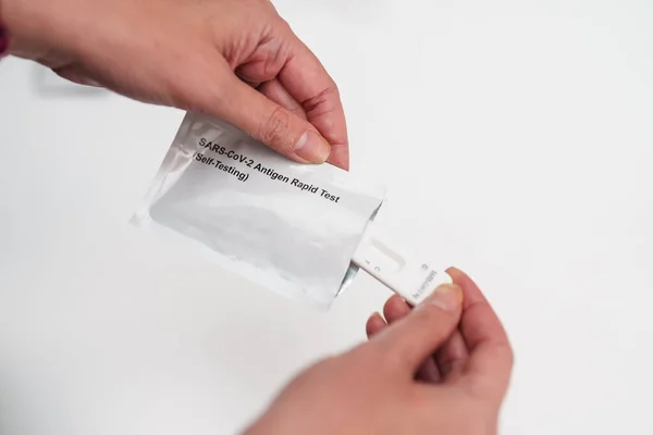 Žena Otevření Express Covid Antigen Nosní Test Kit — Stock fotografie