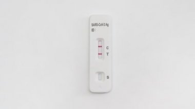 POSITIVE Ekspres COVID-19 antijen testi.