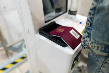 Avrupa Birliği 'nde otomatik sınır kapısı. Pasaportunuzu tarıyorum..