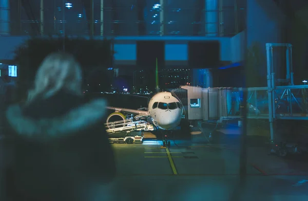 夜間空港のターミナルゲートにドッキングした旅客機 — ストック写真