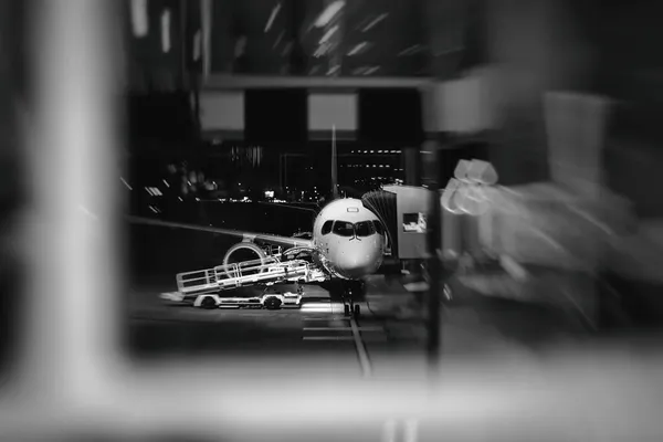 Passenger Plane Docked Terminal Gate Night Airport Black White Photo — Stock Photo, Image