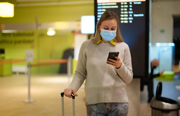 Mujer Está Esperando Vuelo Aeropuerto —  Fotos de Stock