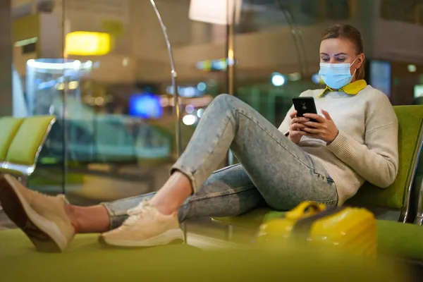 Mujer Con Máscara Médica Esperando Check Aeropuerto —  Fotos de Stock
