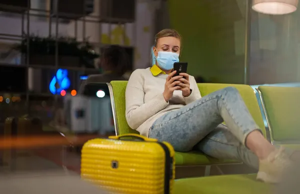 Mujer Con Máscara Médica Esperando Check Aeropuerto —  Fotos de Stock