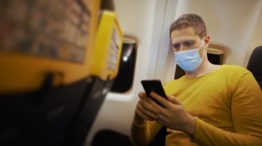 Uçağın içinde akıllı telefonu olan bir adam var..