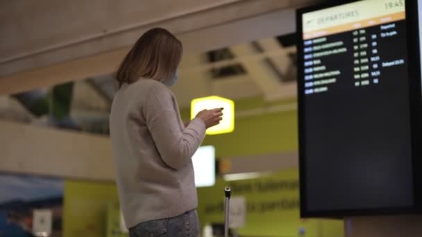 Mujer Está Esperando Vuelo Aeropuerto — Vídeos de Stock
