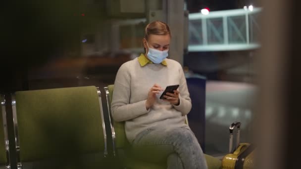 Vrouw Met Medisch Masker Wachtend Haar Check Luchthaven — Stockvideo