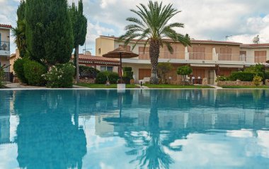 Yazın yüzme havuzu olan modern çağdaş bir bahçe..