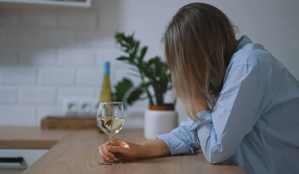 Mujer Que Sufre Depresión Bebe Alcohol —  Fotos de Stock