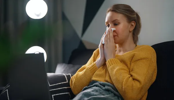 Zieke Vrouw Probeert Werken Vanuit Huis — Stockfoto