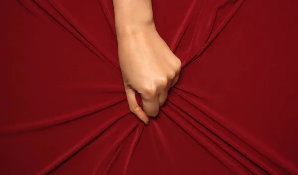 Donna Mano Stringe Appassionatamente Lenzuolo Rosso Concetto Amore — Foto Stock