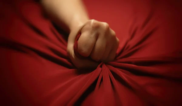Frau Hand Drückt Leidenschaftlich Rotes Bettlaken Liebeskonzept — Stockfoto