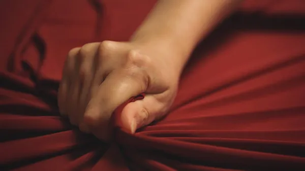 Frau Hand Drückt Leidenschaftlich Rotes Bettlaken Liebeskonzept — Stockfoto