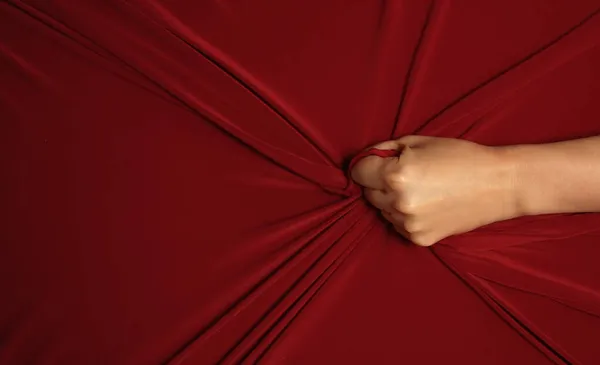 Vrouwenhand Knijpt Hartstochtelijk Het Rode Laken Liefde Concept — Stockfoto