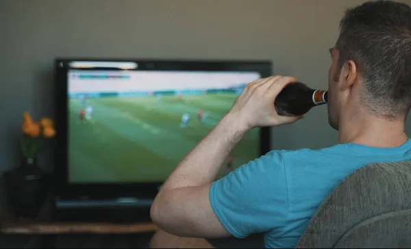 Homem Com Garrafa Cerveja Assistindo Futebol — Fotografia de Stock