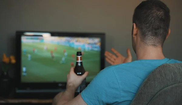 Hombre Con Botella Cerveza Viendo Fútbol Televisión —  Fotos de Stock