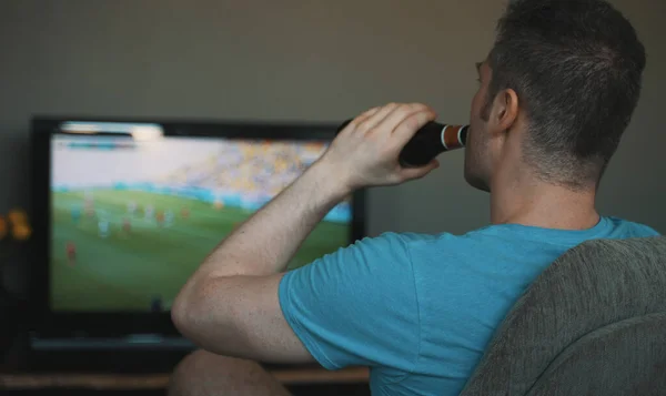 Человек Бутылкой Пива Смотрит Футбол Телевизору — стоковое фото