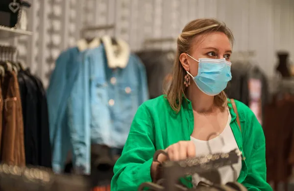 Donna Maschera Medica Scegliere Vestiti Nel Negozio — Foto Stock