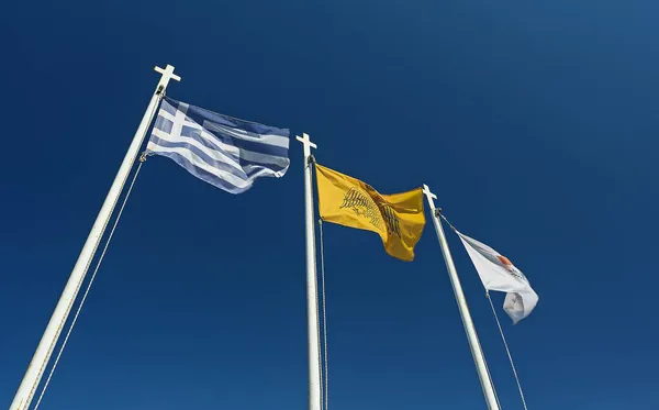 塞浦路斯的象征 三面旗帜 希腊国旗 教堂国旗和塞浦路斯国旗 — 图库照片