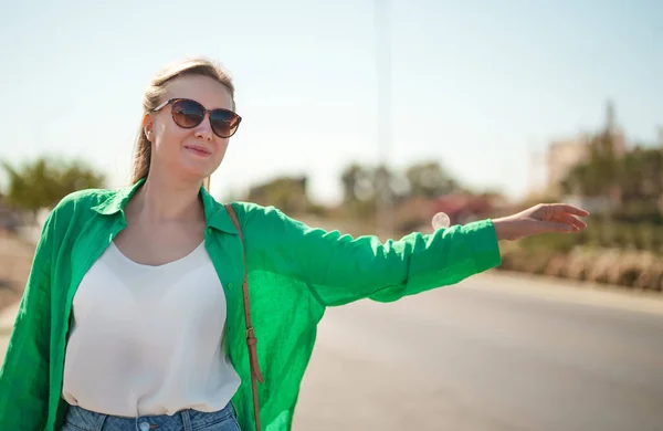 かなり女性のヒッチ 道路上のハイキング — ストック写真