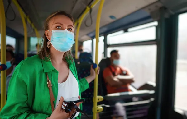 城市公共汽车上戴口罩的妇女 — 图库照片