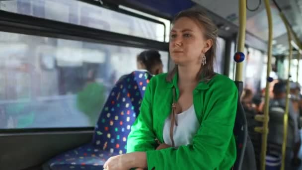 Bella Turista Femminile Nel Bus Della Città — Video Stock
